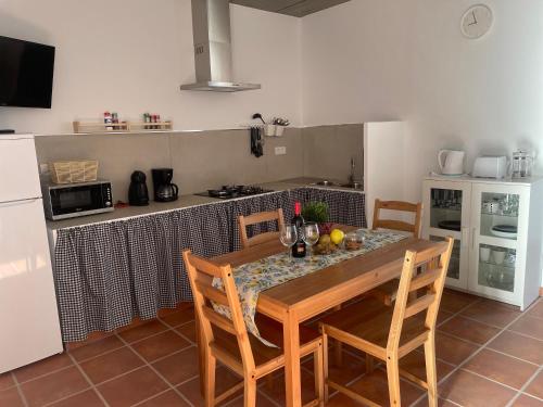 a kitchen with a table and chairs in a kitchen at Apartamento en Mala Las Mercedes in Mala