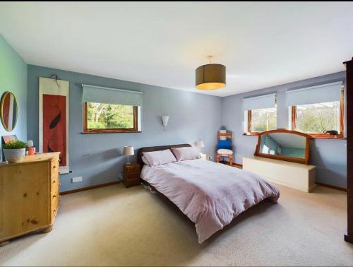 Krevet ili kreveti u jedinici u okviru objekta Idyllic Devon Haven: 3BR Bungalow by Moors/Beaches