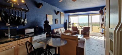 une cuisine avec une table et un salon dans l'établissement PORT NATURE 5, au Cap d'Agde
