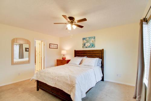 Postel nebo postele na pokoji v ubytování Comfy Albuquerque Townhome Less Than 6 Mi to Downtown