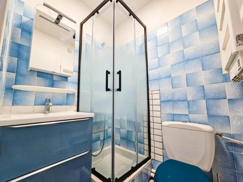 La salle de bains est pourvue d'une douche, de toilettes et d'un lavabo. dans l'établissement CHARMANT studio proche de la mer, au Grau-du-Roi