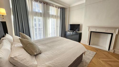1 dormitorio con 1 cama, ventana y TV en Apartment London Eye Big Ben walk to China town en Londres
