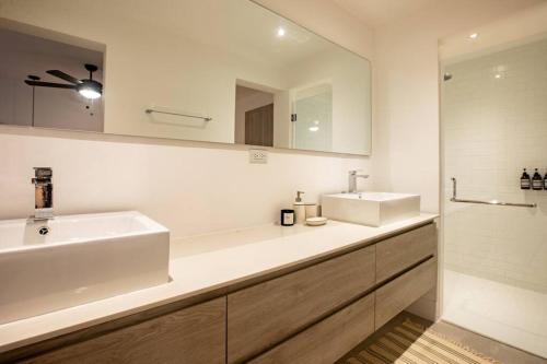 Koupelna v ubytování Blue Venao Beach Bliss Retreat / Condo E21