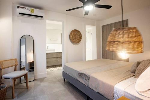um quarto com uma cama e uma ventoinha de tecto em Blue Venao Beach Bliss Retreat / Condo E21 em Playa Venao