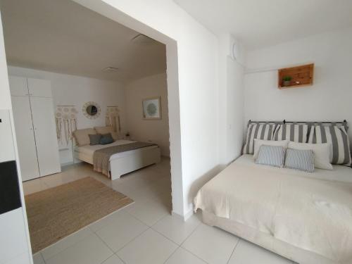 una camera bianca con 2 letti di Apartman Iva a Novalja (Novaglia)