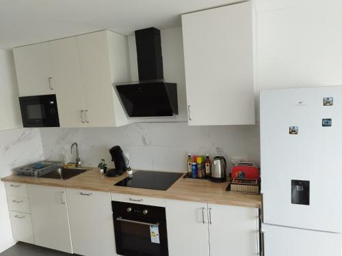 Η κουζίνα ή μικρή κουζίνα στο Parisian Cosy flat with Balcony
