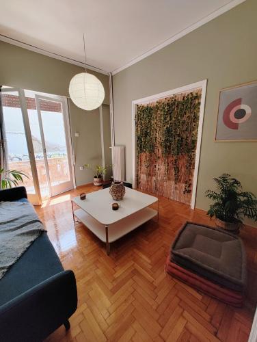 sala de estar con sofá y mesa de centro en Apartment Thisio en Athens