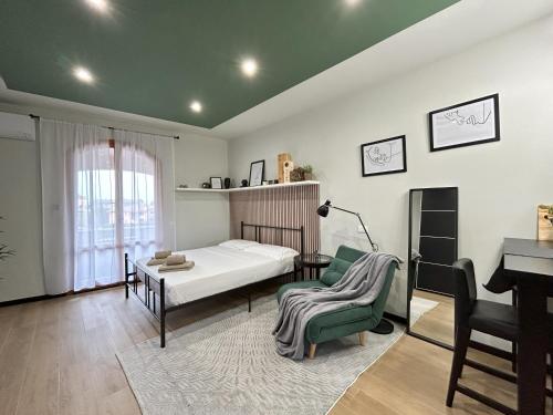 ペスキエーラ・デル・ガルダにあるHide Apartmentのベッドルーム1室(ベッド1台、デスク、椅子付)