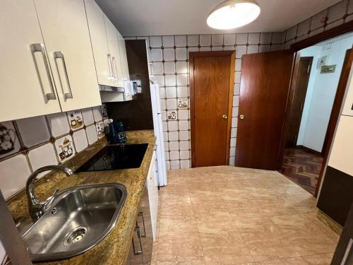 cocina con fregadero y encimera en Vigalpe Valdelagrana 10, en El Puerto de Santa María