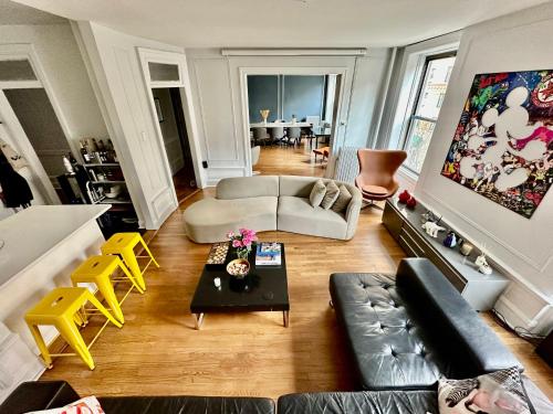 a living room with a couch and a table at Large 3 bedroom perfect for families in New York