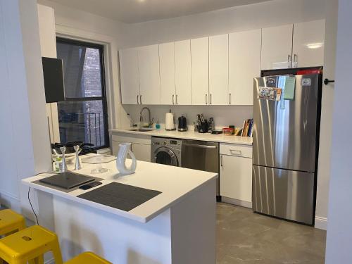 紐約的住宿－Large 3 bedroom perfect for families，厨房配有冰箱和台面