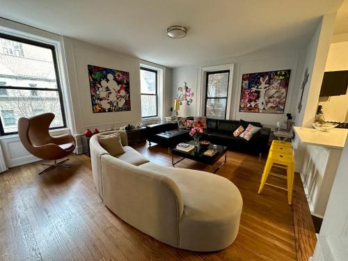 a living room with a couch and a table at Large 3 bedroom perfect for families in New York