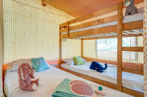 Postel nebo postele na pokoji v ubytování camping nature le Valenty mobil-home-Dordogne panoramique clim piscine