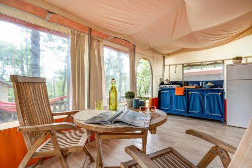 Η κουζίνα ή μικρή κουζίνα στο camping nature le Valenty mobil-home-Dordogne panoramique clim piscine