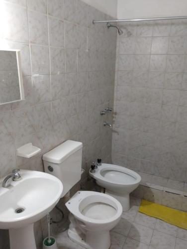 Baño blanco con aseo y lavamanos en Alquiler temporario amueblado en Junín