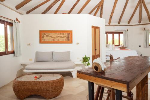 Hotel Casa Takywara في جزيرة هول بوكس: غرفة معيشة مع أريكة وطاولة