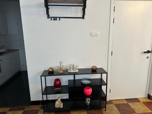 ein schwarzes Regal in einem Zimmer mit einer weißen Wand in der Unterkunft Dokstudio50 in Gent