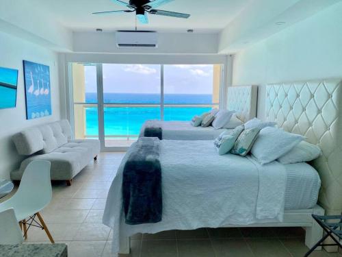 Una cama o camas en una habitación de Oceanfront Studio/Amazing Views