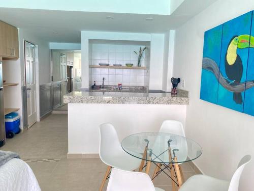Una cocina o kitchenette en Oceanfront Studio/Amazing Views