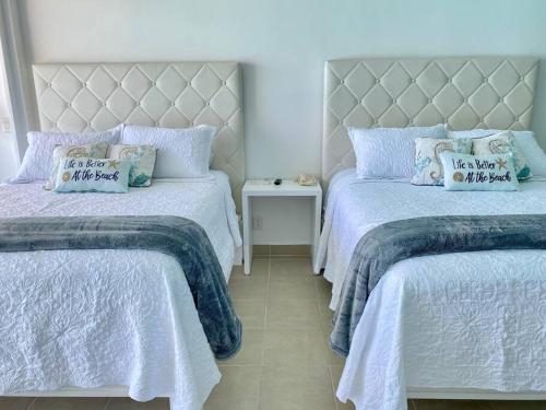 Una cama o camas en una habitación de Oceanfront Studio/Amazing Views