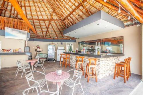 Una cocina o kitchenette en Oceanfront Studio/Amazing Views