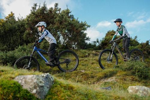 dos jóvenes montando bicicletas en una colina en k1 sporthotel en Kurort Oberwiesenthal