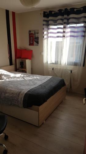 une chambre avec un lit et une fenêtre dans l'établissement Maison entière, à Cérans-Foulletourte