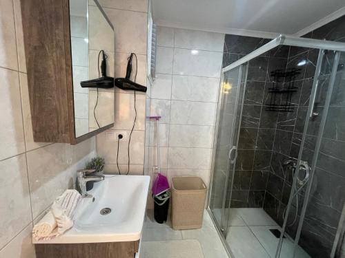 uma casa de banho com um lavatório e um chuveiro em Holiday 7 Kestel em Alanya