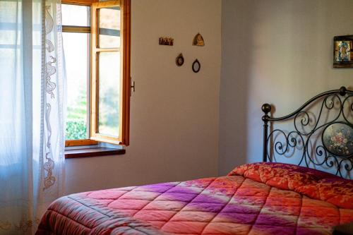 a bedroom with a large bed and a window at Casa Caterina in Moncioni