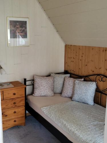 Una cama con almohadas en una habitación. en Haus am Scharpenmoor, en Norderstedt
