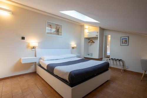 una camera con un grande letto di Helios Assisi ad Assisi