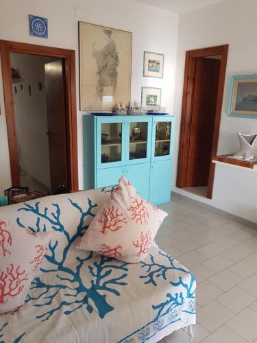 sala de estar con sofá y armario azul en Casa Lupo, en Stintino