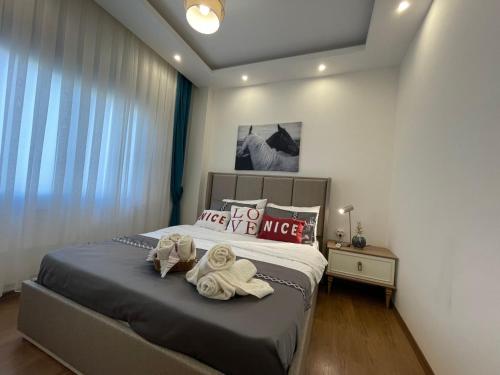 um quarto com uma cama com toalhas em Holiday 7 Kestel em Alanya