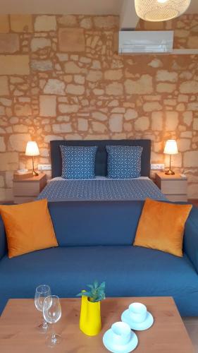 a blue couch in a living room with two lamps at Hôtes de Saint Emilion in Saint-Émilion