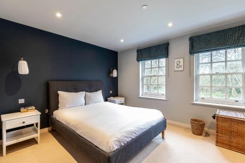 倫敦的住宿－Paradise Row Townhouse，一间卧室设有一张床和两个窗户。