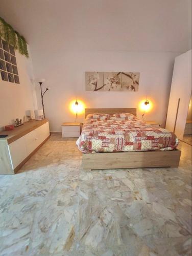 um quarto com uma cama e piso em mármore em Apulian Dream em Peschici