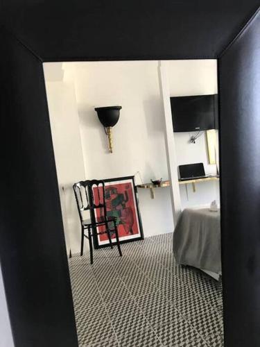 een kamer met een stoel en een schilderij bij De Balearibus in Cala Llonga