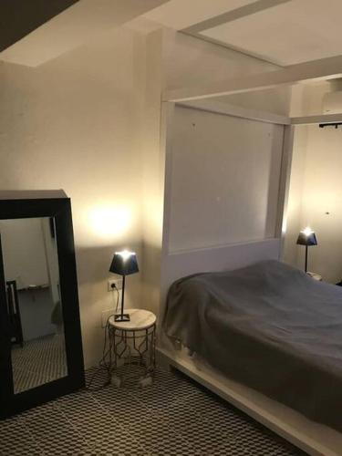 una camera con letto, specchio e tavolo di De Balearibus a Cala Llonga