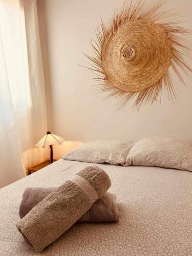 - une chambre avec un lit et une serviette dans l'établissement Studio 7 EDEN, à Saint-Tropez