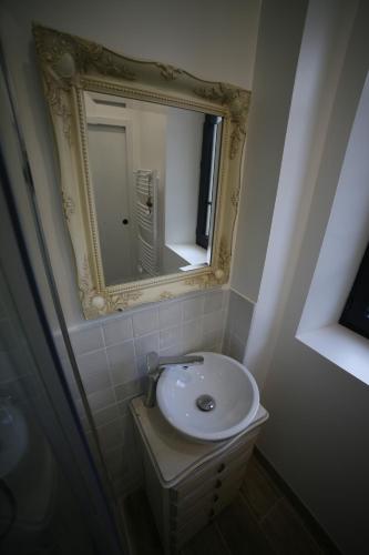 a bathroom with a white sink and a mirror at Villa Joséphine 4-11 personnes in Asnelles