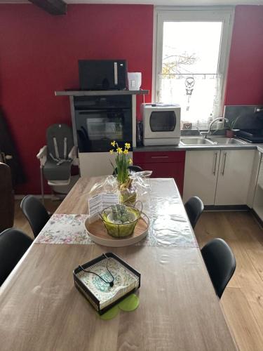 una cocina con una mesa con un tazón de flores. en Le cocon de Marckolsheim proche Europapark en Marckolsheim