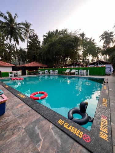 Bazén v ubytování Art Resort Goa nebo v jeho okolí