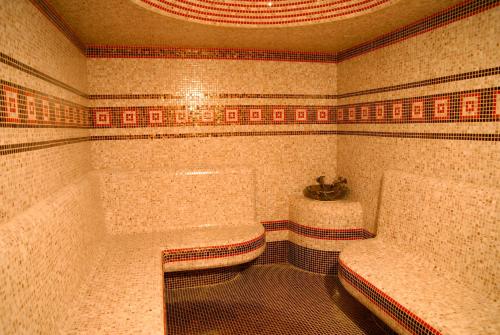 La salle de bains est pourvue d'une baignoire et de toilettes. dans l'établissement 7 Days Hotel Kamyanets-Podilskyi, à Kamianets-Podilsky