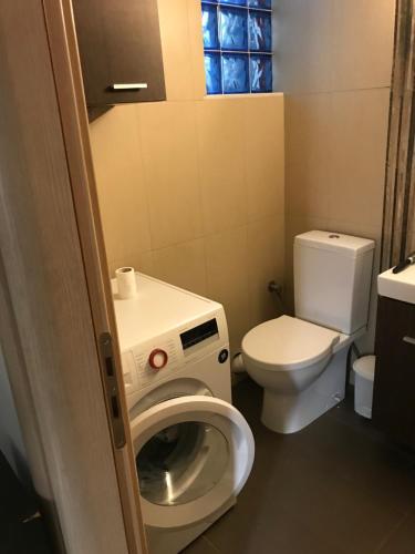 Kamar mandi di Palaio Faliro Plaza με Jacuzzi και Τζάκι