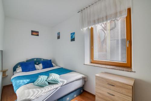 een kleine slaapkamer met een bed en een raam bij Robida in Vransko