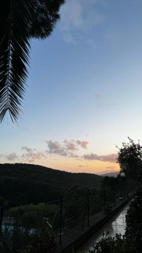 uma vista para um rio com o pôr-do-sol ao fundo em Casetta Valle Verde em Capalbio