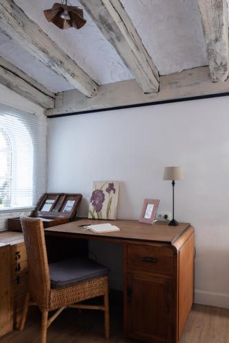 an office with a wooden desk and a ceiling at B&B De Joker in Turnhout