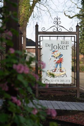 a sign for a ice broker in a garden at B&B De Joker in Turnhout