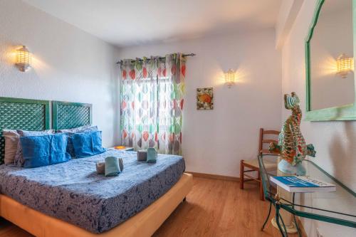 een slaapkamer met een bed en een glazen tafel bij Casa Cerro Branco in Albufeira