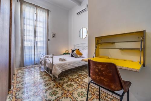 1 dormitorio con 1 cama y 1 silla en Charming & elegant townhouse in central Malta en Birkirkara